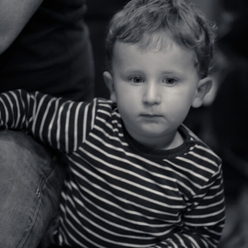 Besucher an der Ausstellung in der Kobesen.