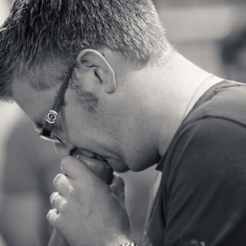 Besucher an der Ausstellung in der Kobesen.