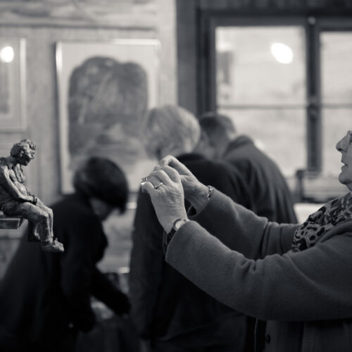 Besucher an der Ausstellung in der Kobesen.