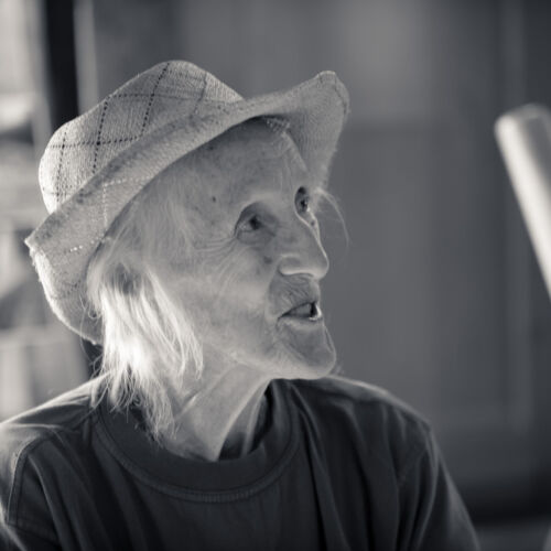 Besucher an der Ausstellung in der Kobesen.