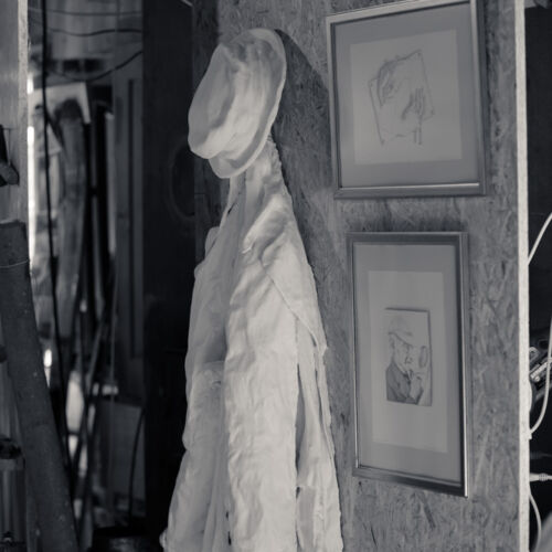 Besucher an der Ausstellung in der Kobesen.