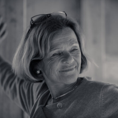 Besucher an der Ausstellung in der Kobesen.