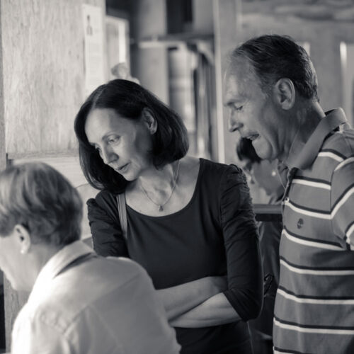 Besucher an der Ausstellung in der Kobesen.