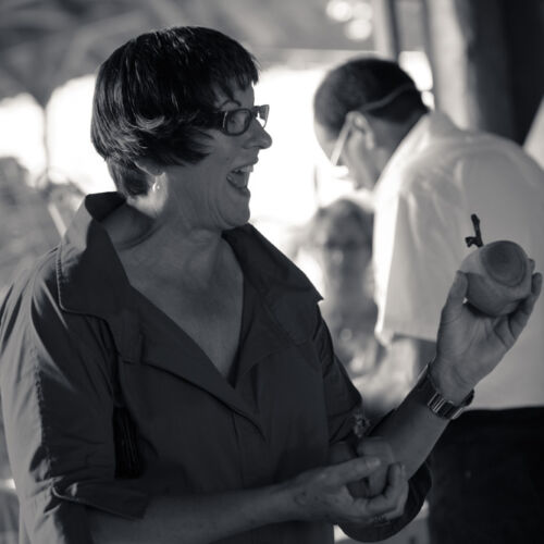 Besucher an der Ausstellung in der Kobesen.