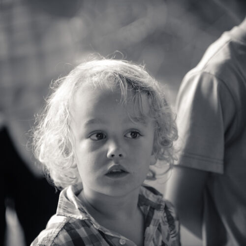 Besucher an der Ausstellung in der Kobesen.