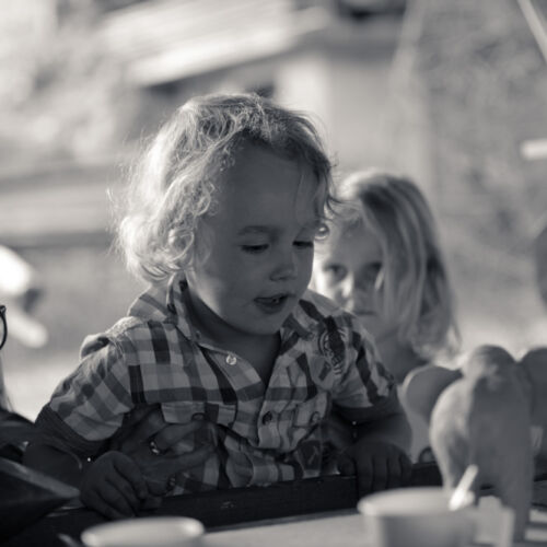 Besucher an der Ausstellung in der Kobesen.