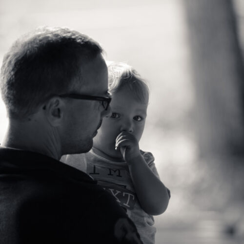 Besucher an der Ausstellung in der Kobesen.