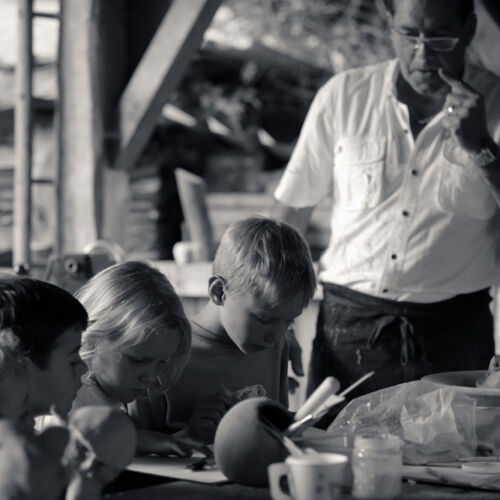 Besucher an der Ausstellung in der Kobesen.